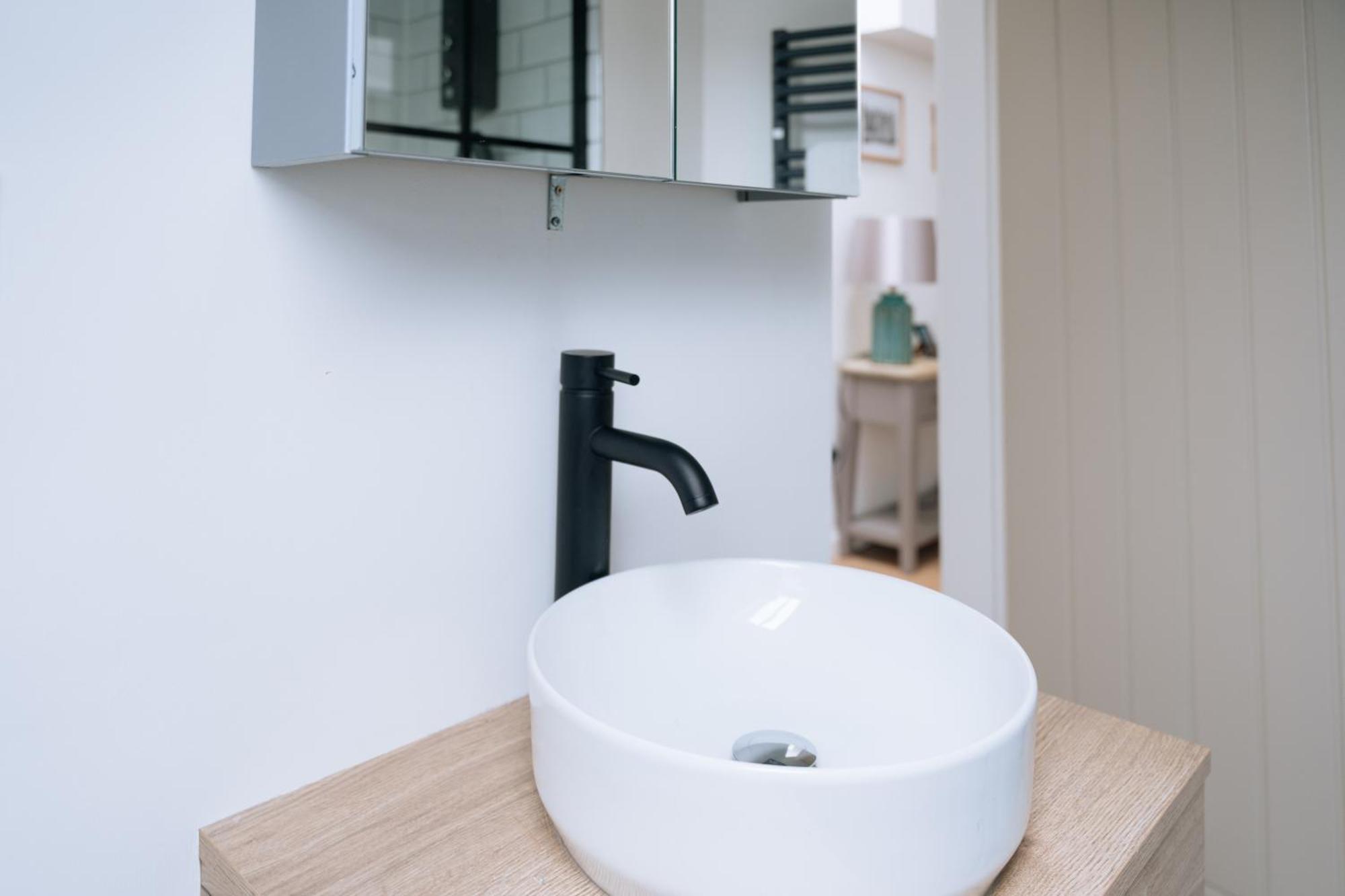 & Modern 2bd Flat - EDI
